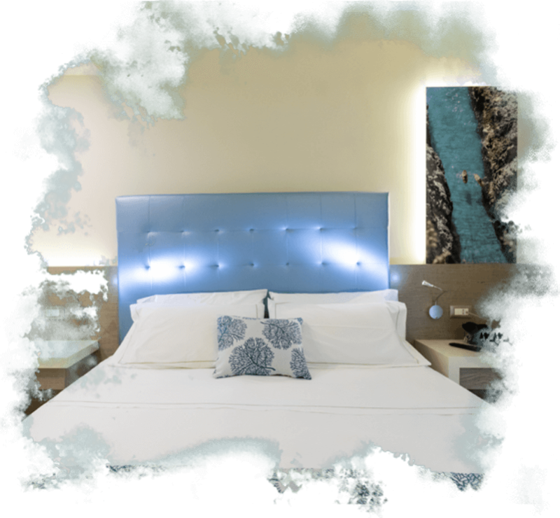 Modernes Zimmer mit blauem Kopfteil und dekorativem Kissen.