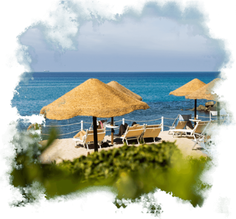 Plage avec parasols en paille et chaises longues.